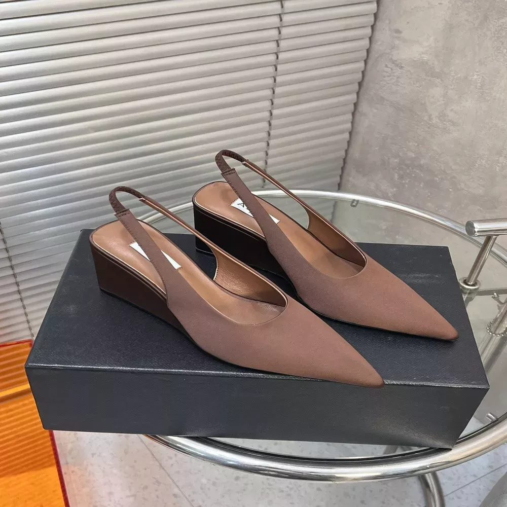 알라이아 큐브 웨지 새틴 포인티드 슬링백 샌들