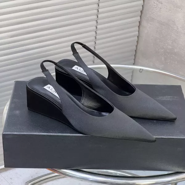 알라이아 큐브 웨지 새틴 포인티드 샌들
