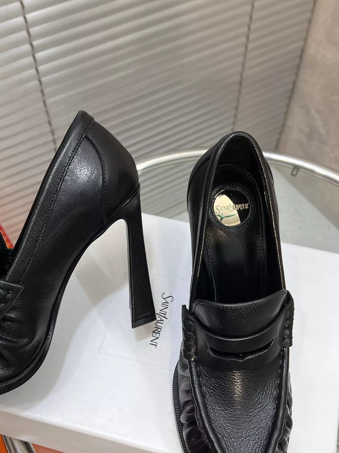 입생로랑 YSL 로고 주름 디테일 하이힐 로퍼 상세 이미지 6