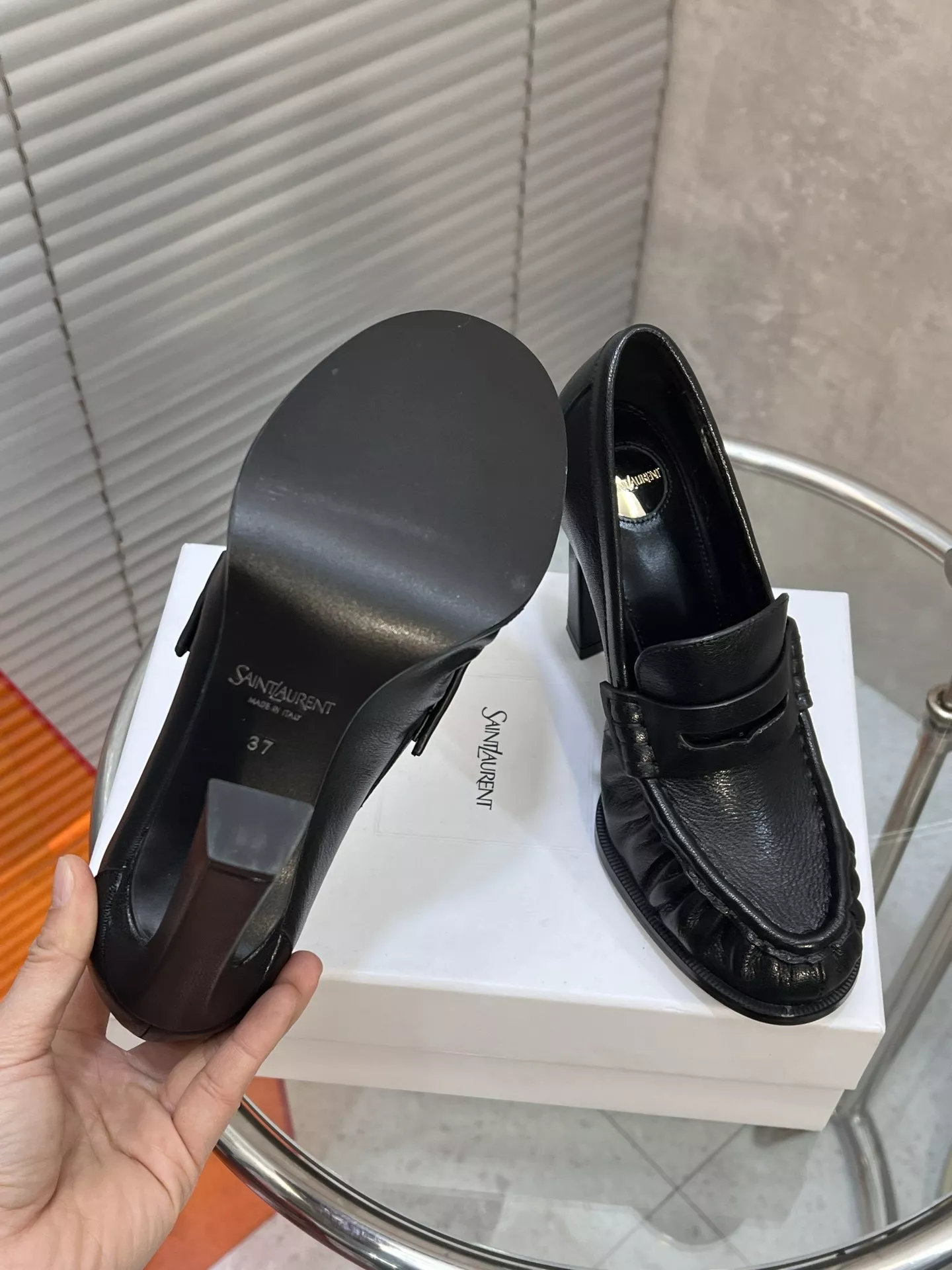 입생로랑 YSL 로고 주름 디테일 하이힐 로퍼 상세 이미지 9