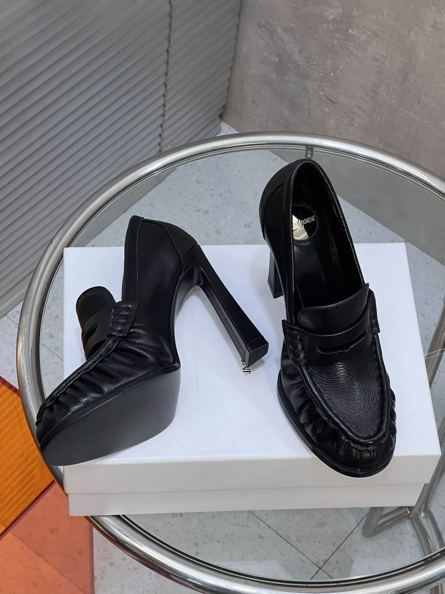 입생로랑 YSL 로고 주름 디테일 하이힐 로퍼 상세 이미지 3