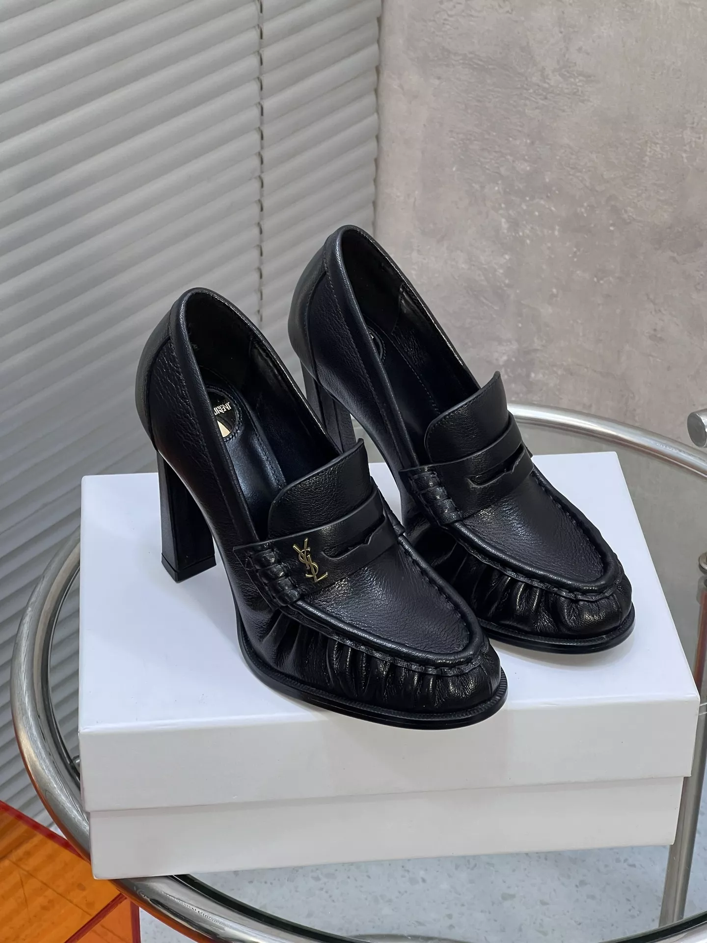 입생로랑 YSL 로고 주름 디테일 하이힐 로퍼 상세 이미지 1