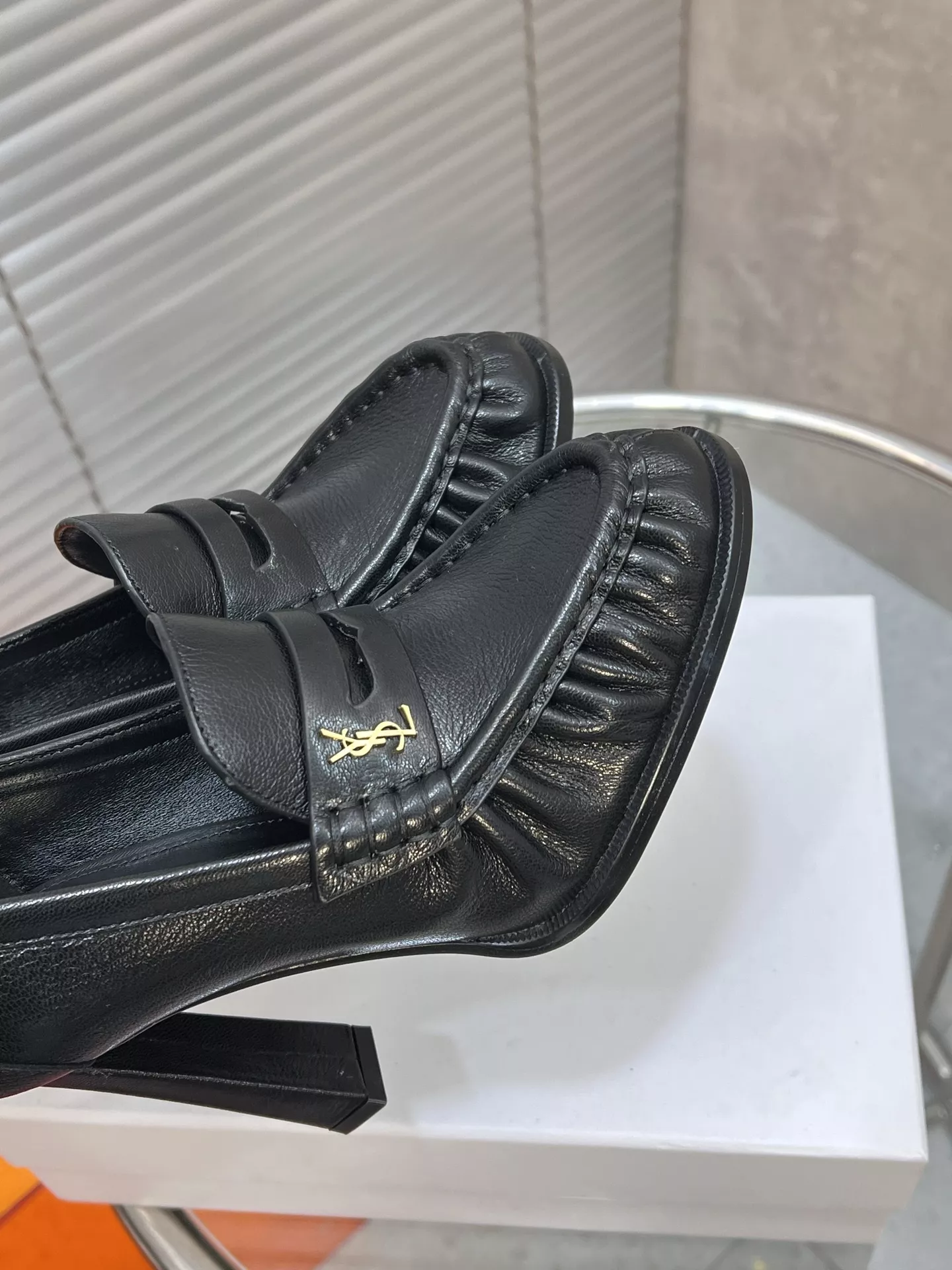 입생로랑 YSL 로고 주름 디테일 하이힐 로퍼 상세 이미지 5