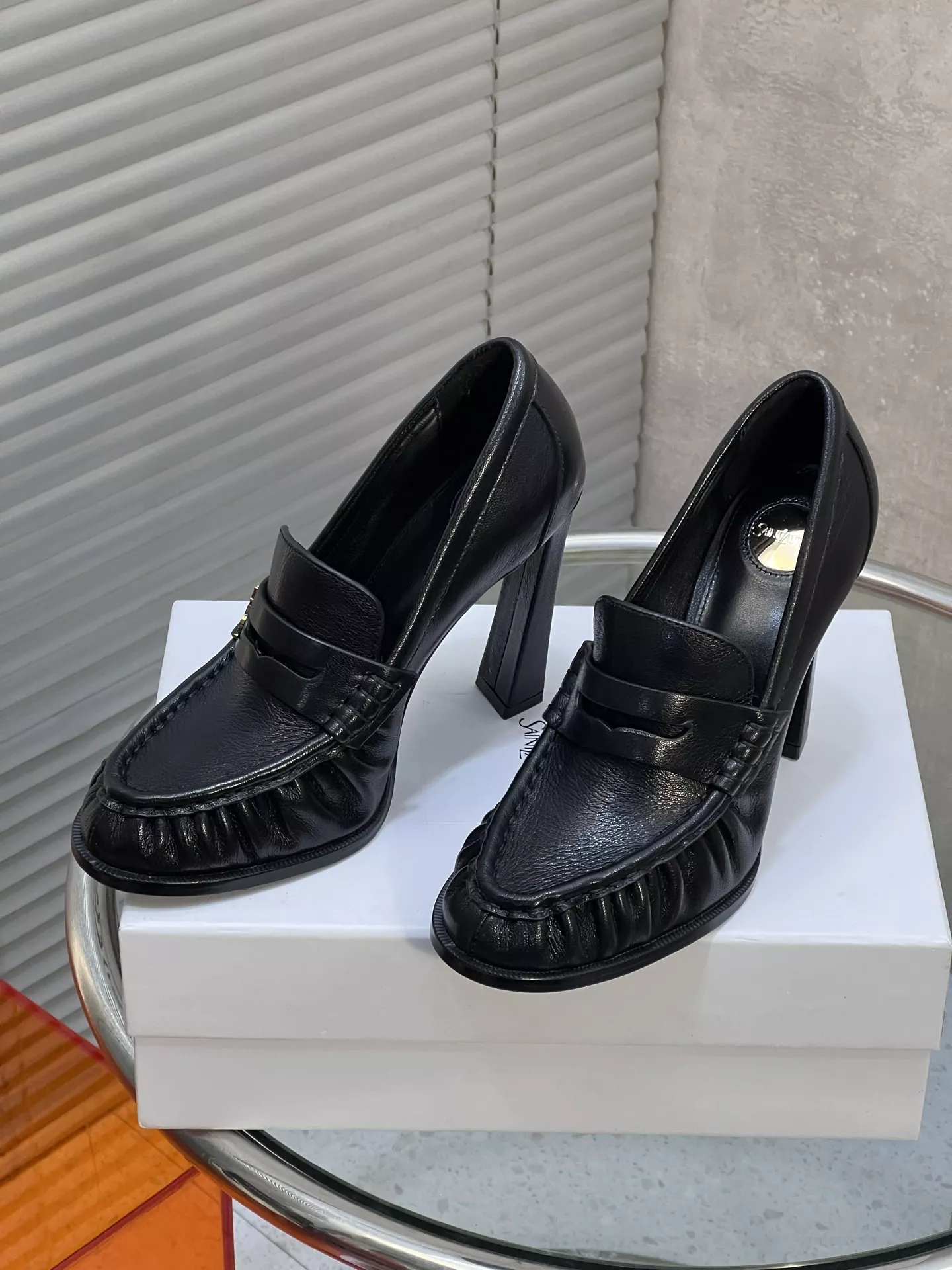 입생로랑 YSL 로고 주름 디테일 하이힐 로퍼 상세 이미지 2