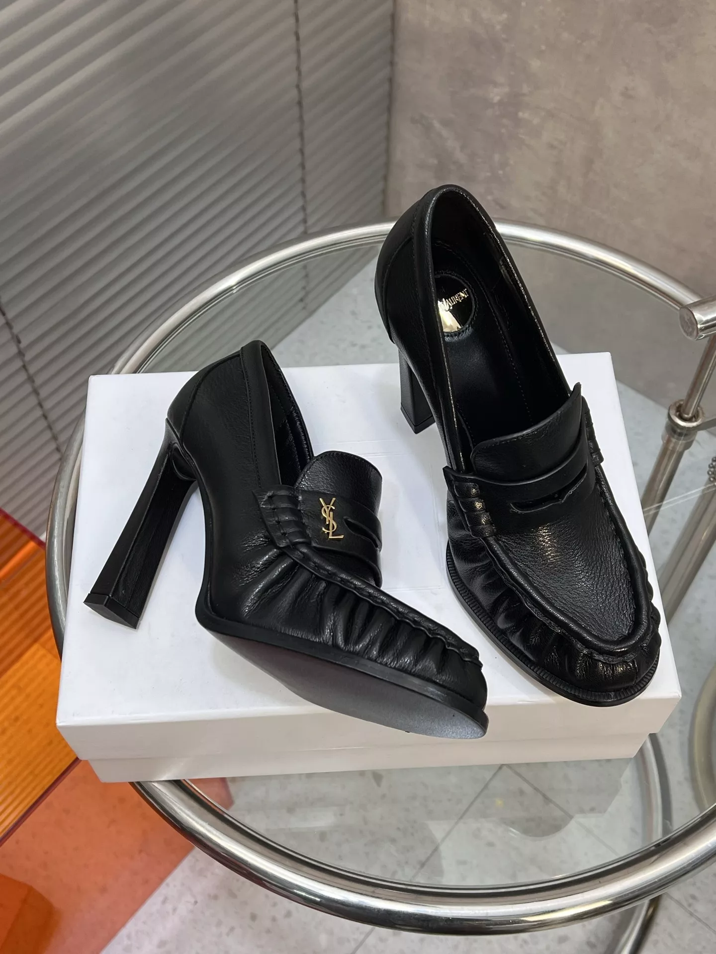 입생로랑 YSL 로고 주름 디테일 하이힐 로퍼 상세 이미지 4