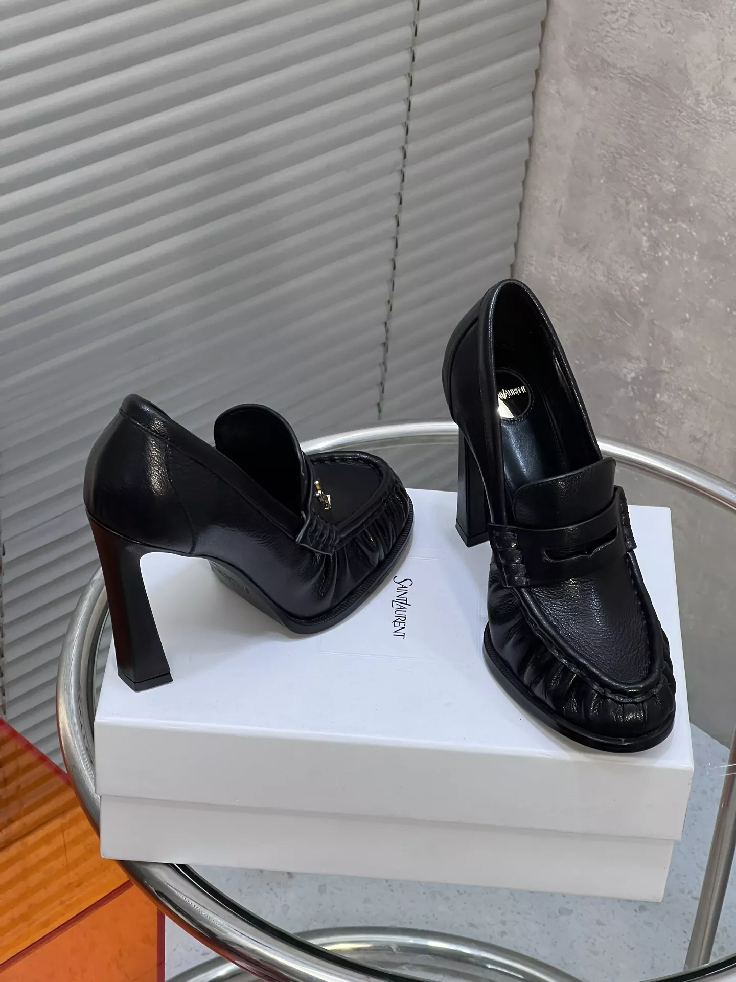 입생로랑 YSL 로고 주름 디테일 하이힐 로퍼 상세 이미지 7