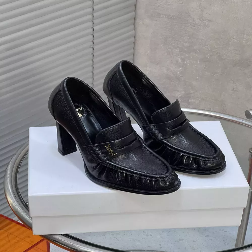 입생로랑 YSL 로고 주름 디테일 하이힐 로퍼