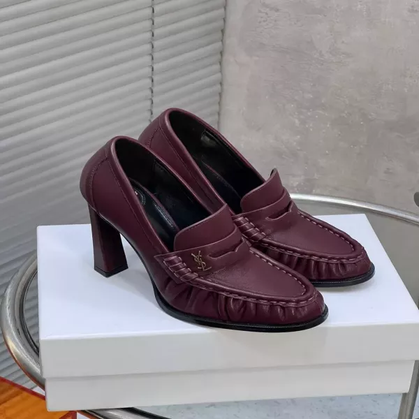 입생로랑 YSL 로고 디테일 주름 가죽 하이힐 로퍼
