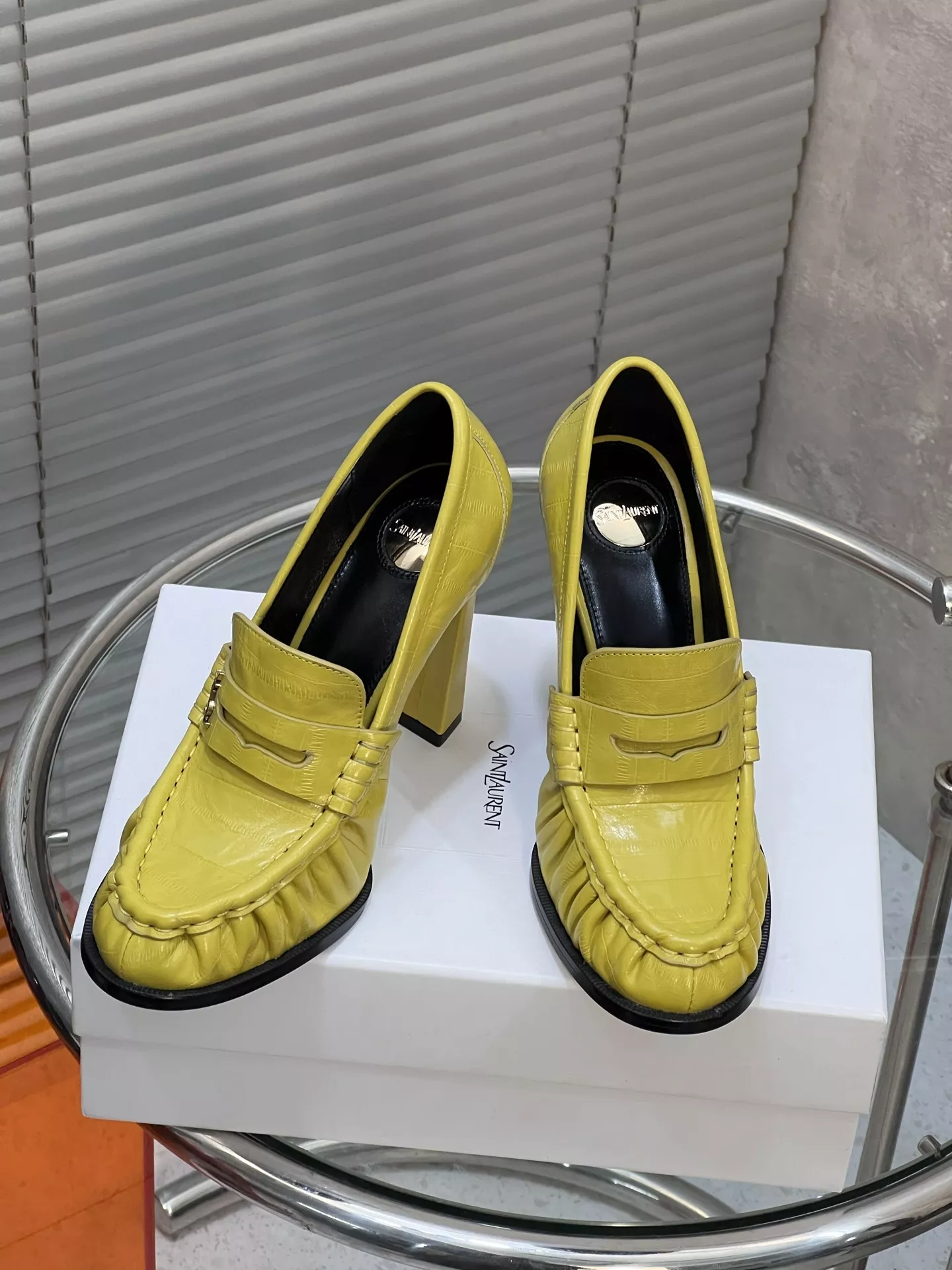 입생로랑 YSL 로고 장식 주름 디테일 블로킹 로퍼 힐 상세 이미지 1