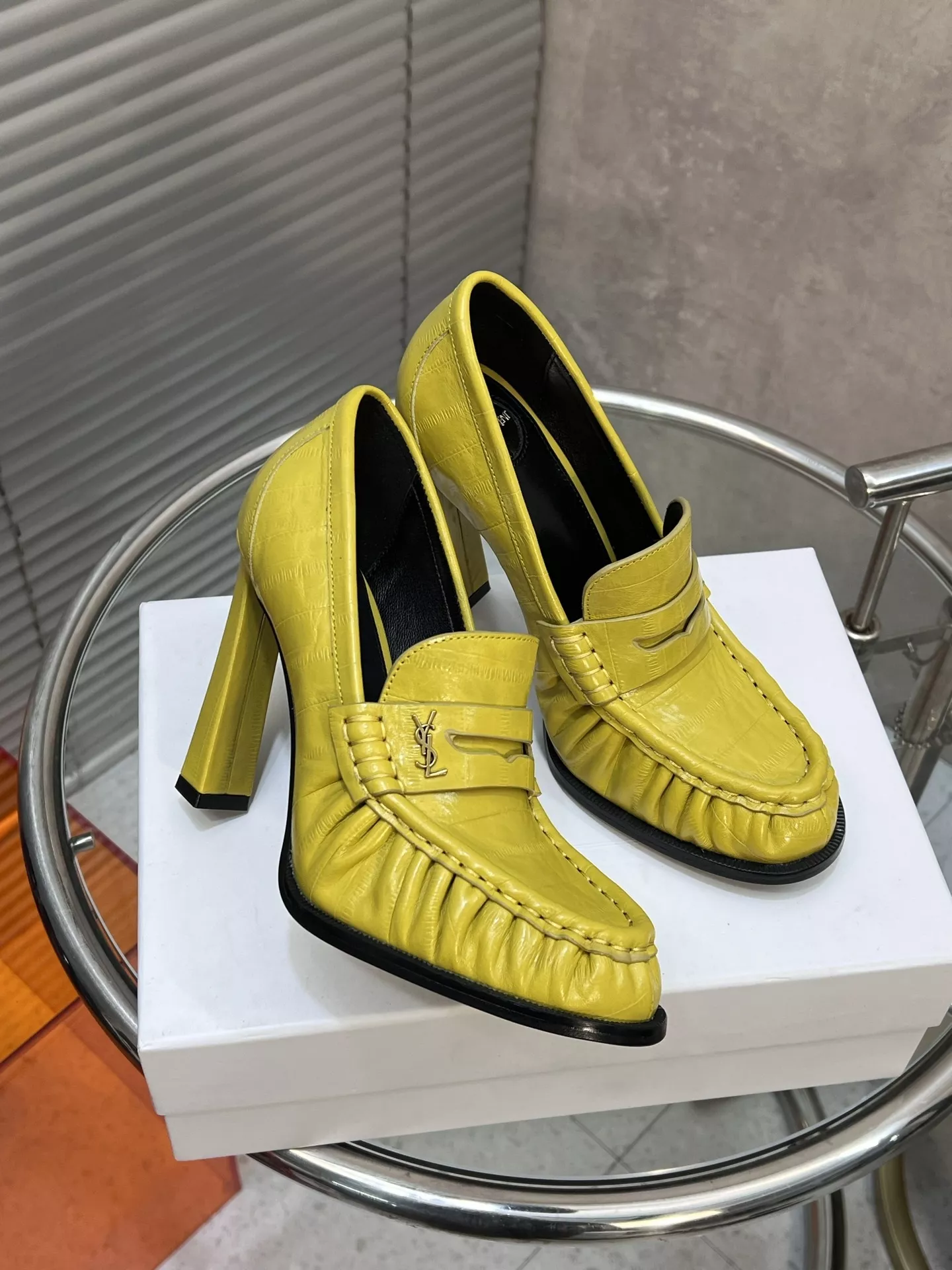 입생로랑 YSL 로고 장식 주름 디테일 블로킹 로퍼 힐 상세 이미지 5