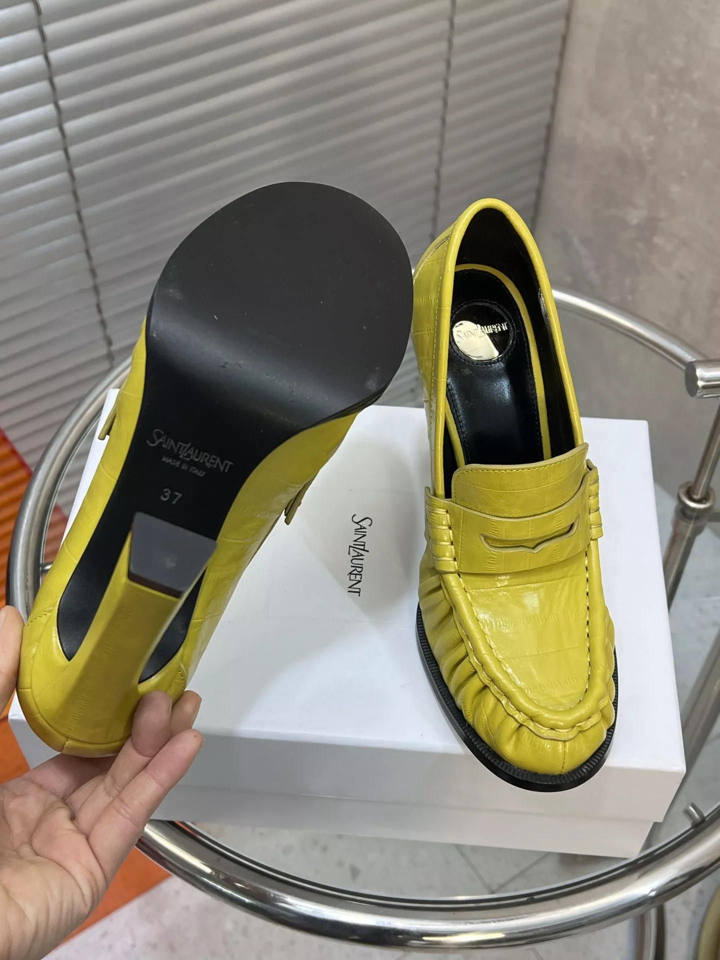 입생로랑 YSL 로고 장식 주름 디테일 블로킹 로퍼 힐 상세 이미지 9