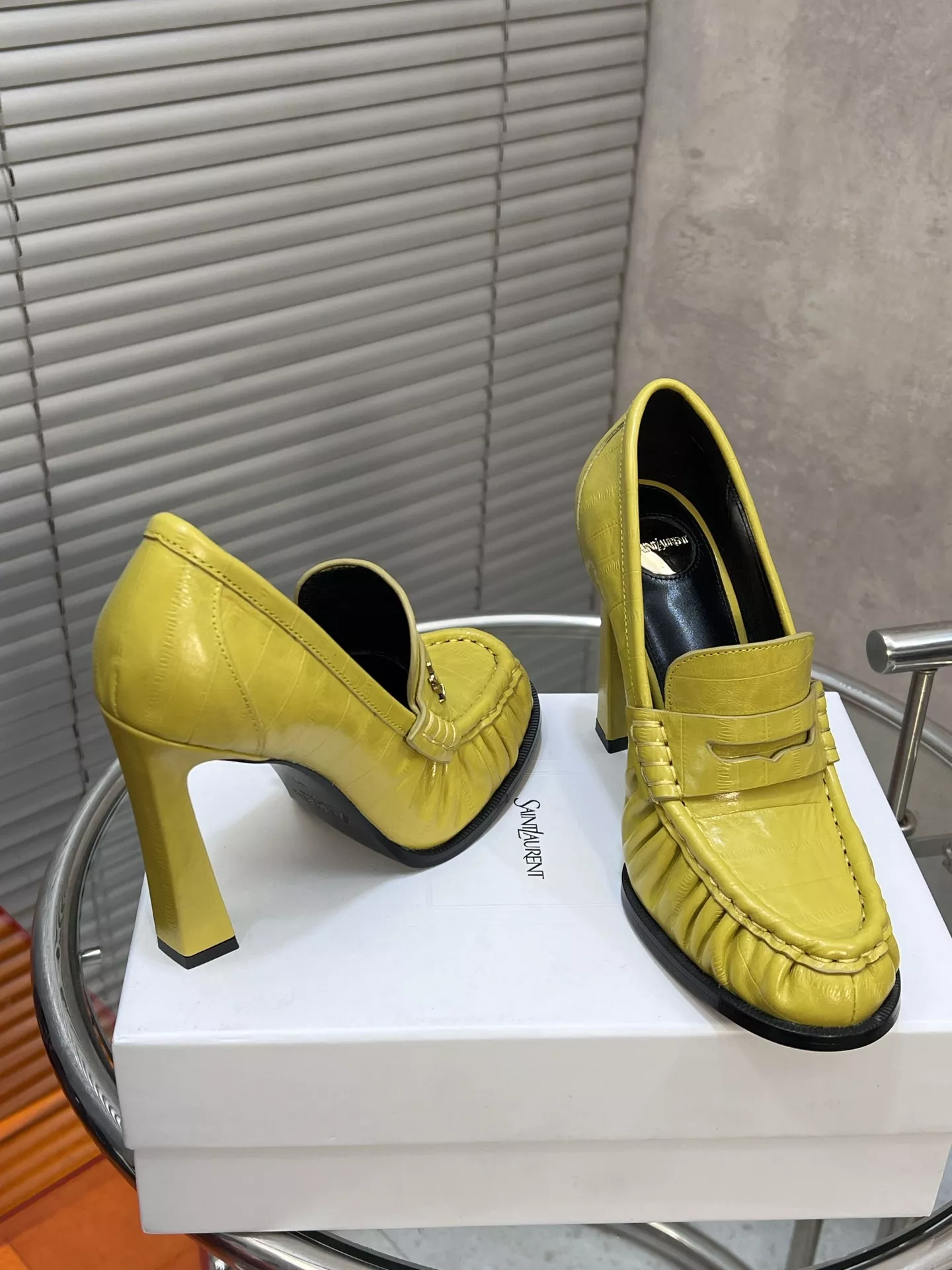 입생로랑 YSL 로고 장식 주름 디테일 블로킹 로퍼 힐 상세 이미지 7