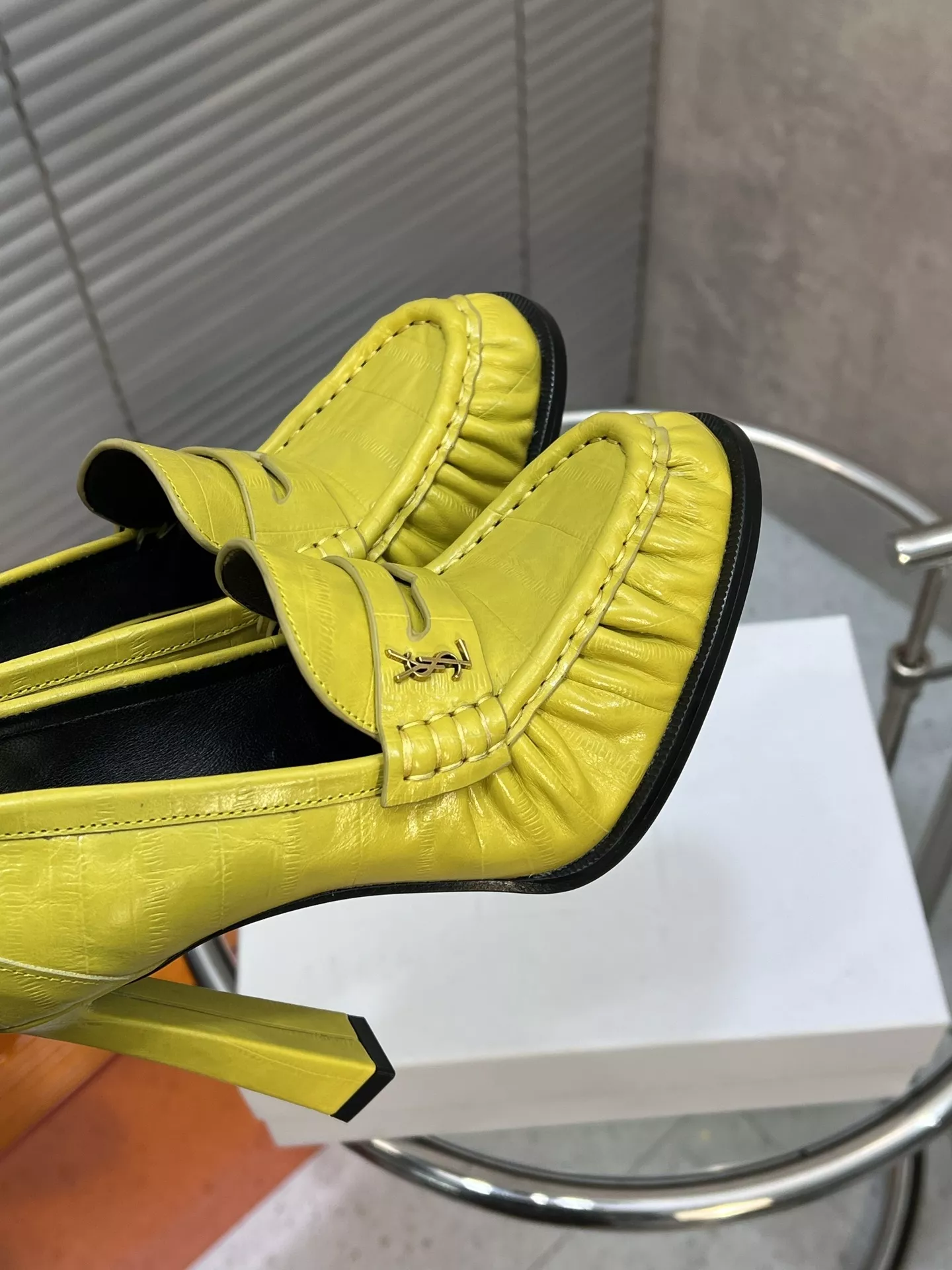 입생로랑 YSL 로고 장식 주름 디테일 블로킹 로퍼 힐 상세 이미지 6