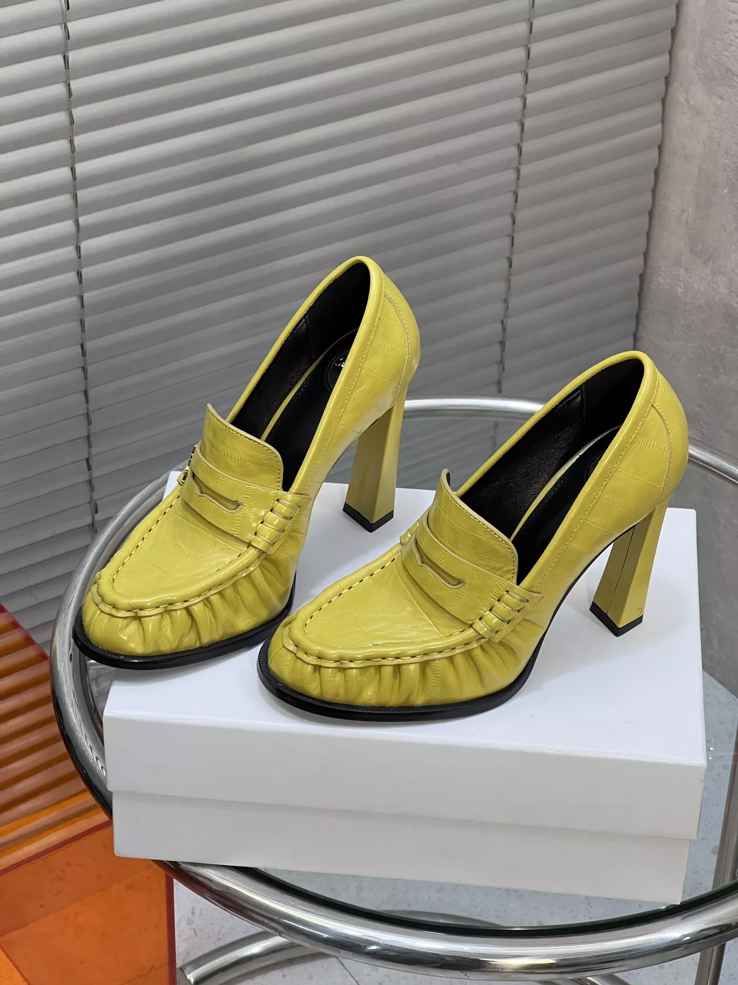 입생로랑 YSL 로고 장식 주름 디테일 블로킹 로퍼 힐 상세 이미지 4