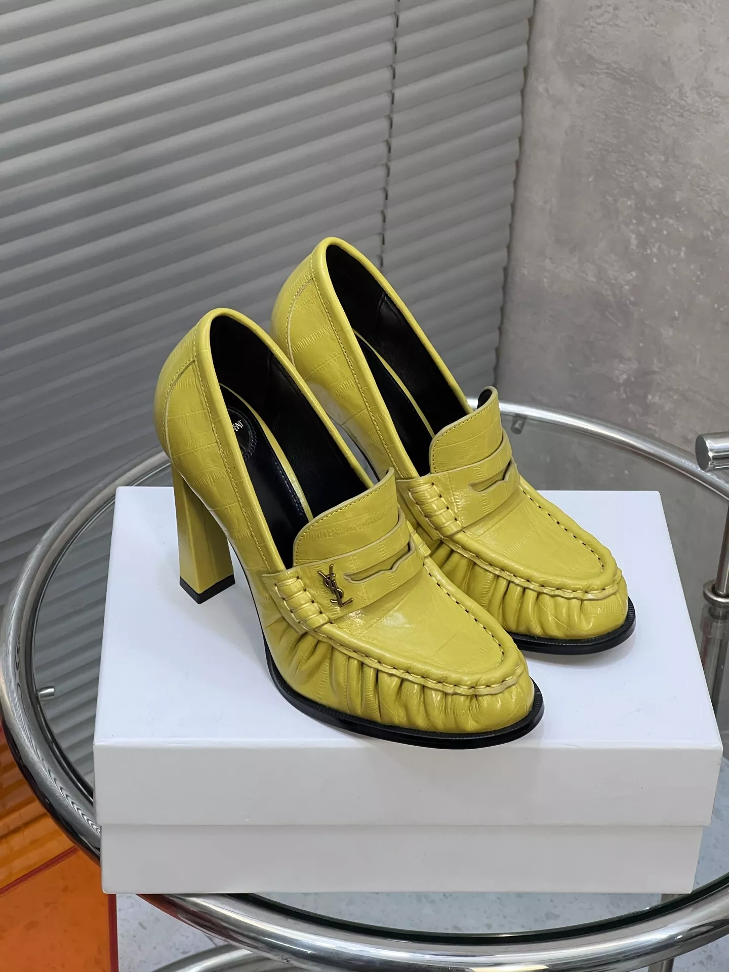 입생로랑 YSL 로고 장식 주름 디테일 블로킹 로퍼 힐 상세 이미지 2