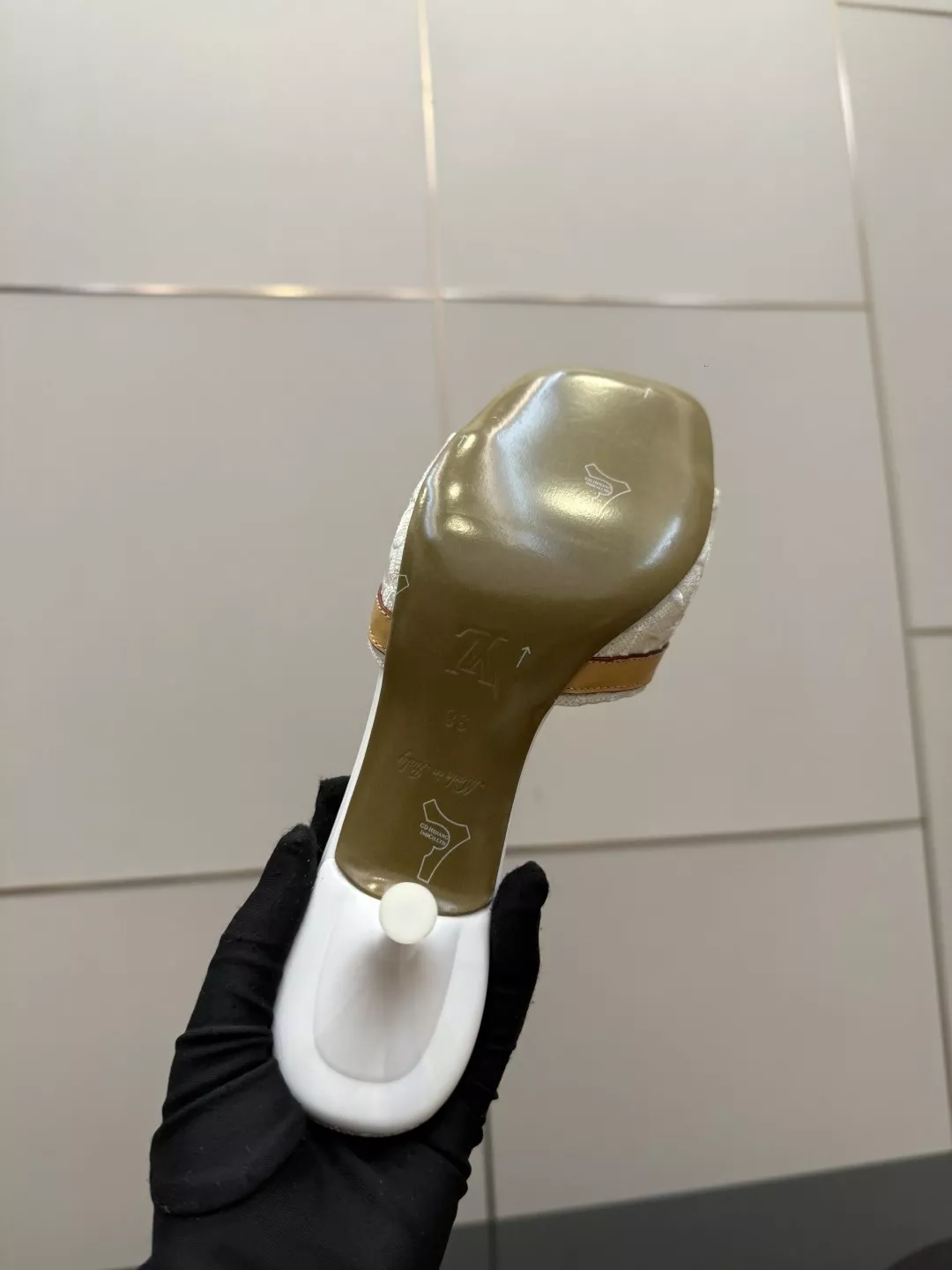 루이비통 빈티지 감성 LV 스페셜 프린트 슬라이드 샌들 상세 이미지 10