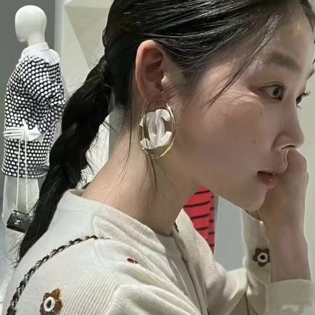 샤넬 화이트 더블C 로고 빅링 이어클립 상세 이미지 8