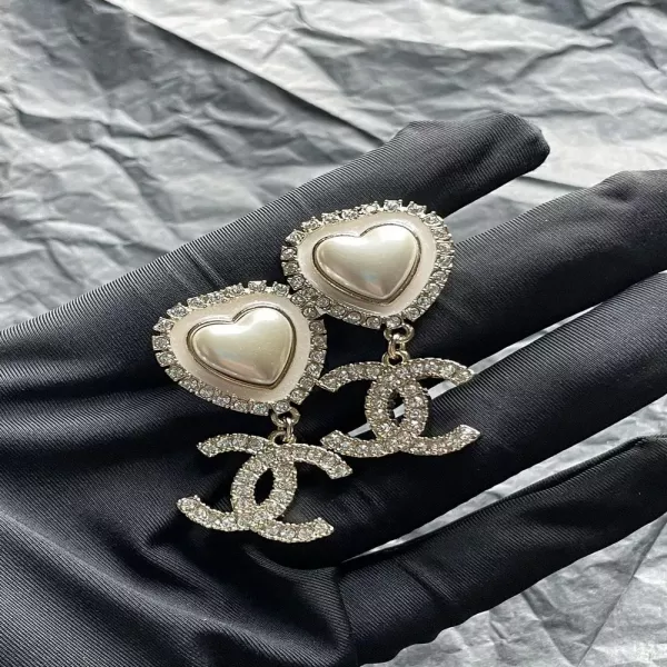 샤넬 더블C 크리스탈 하트 화이트 자개 스터드 이어링