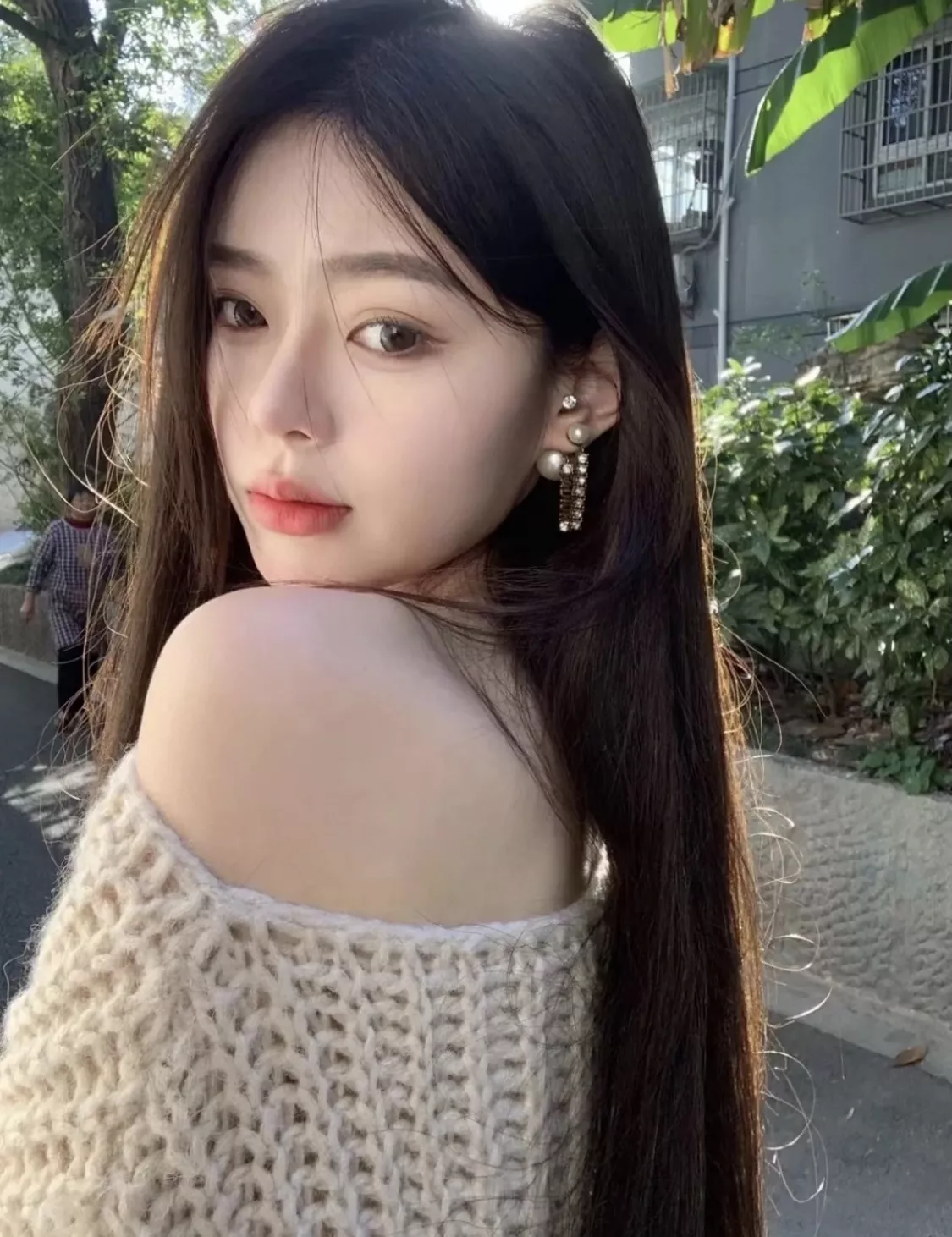 디올 트리발레 진주 로고 크리스탈 이어링 상세 이미지 14