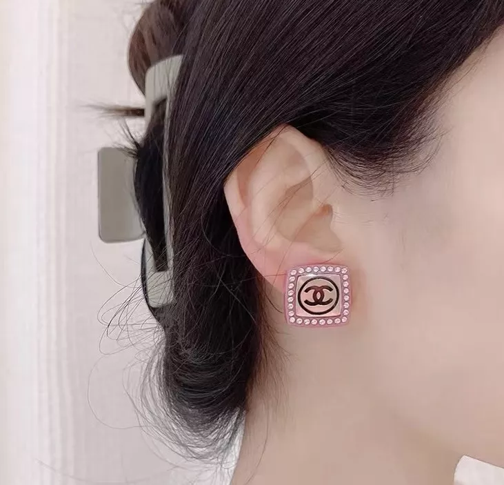 샤넬 더블C 핑크 스퀘어 아크릴 스터드 귀 장식 상세 이미지 11