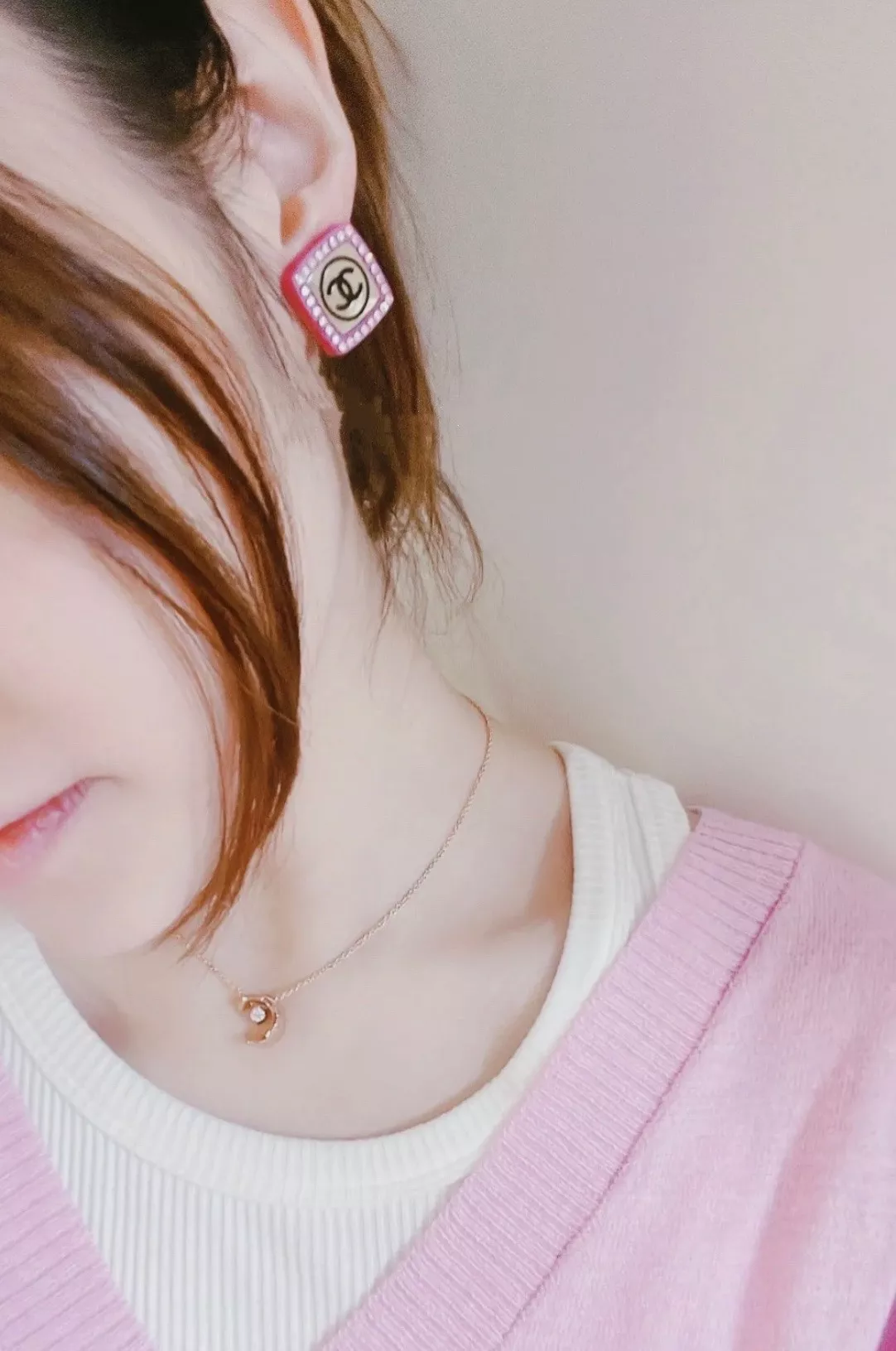 샤넬 더블C 핑크 스퀘어 아크릴 스터드 귀 장식 상세 이미지 13