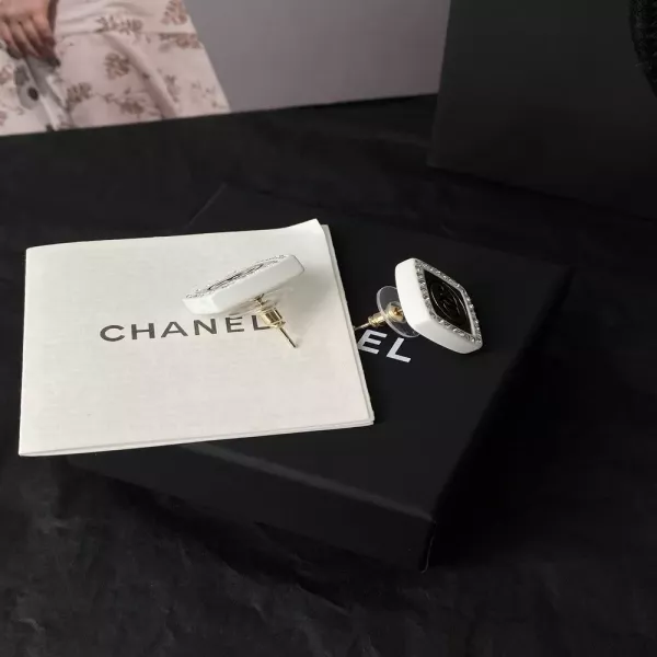 샤넬 더블C 화이트 스퀘어 큐빅 아크릴 스터드 귀걸이