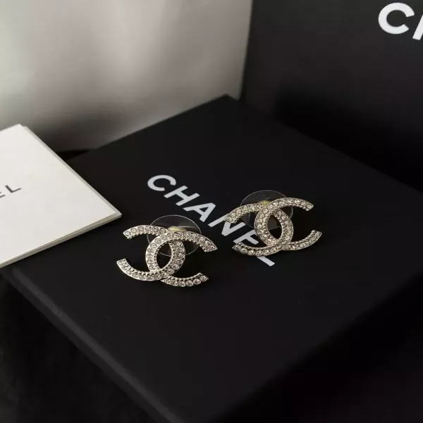 샤넬 클래식 더블C 큐빅 스터드 이어링