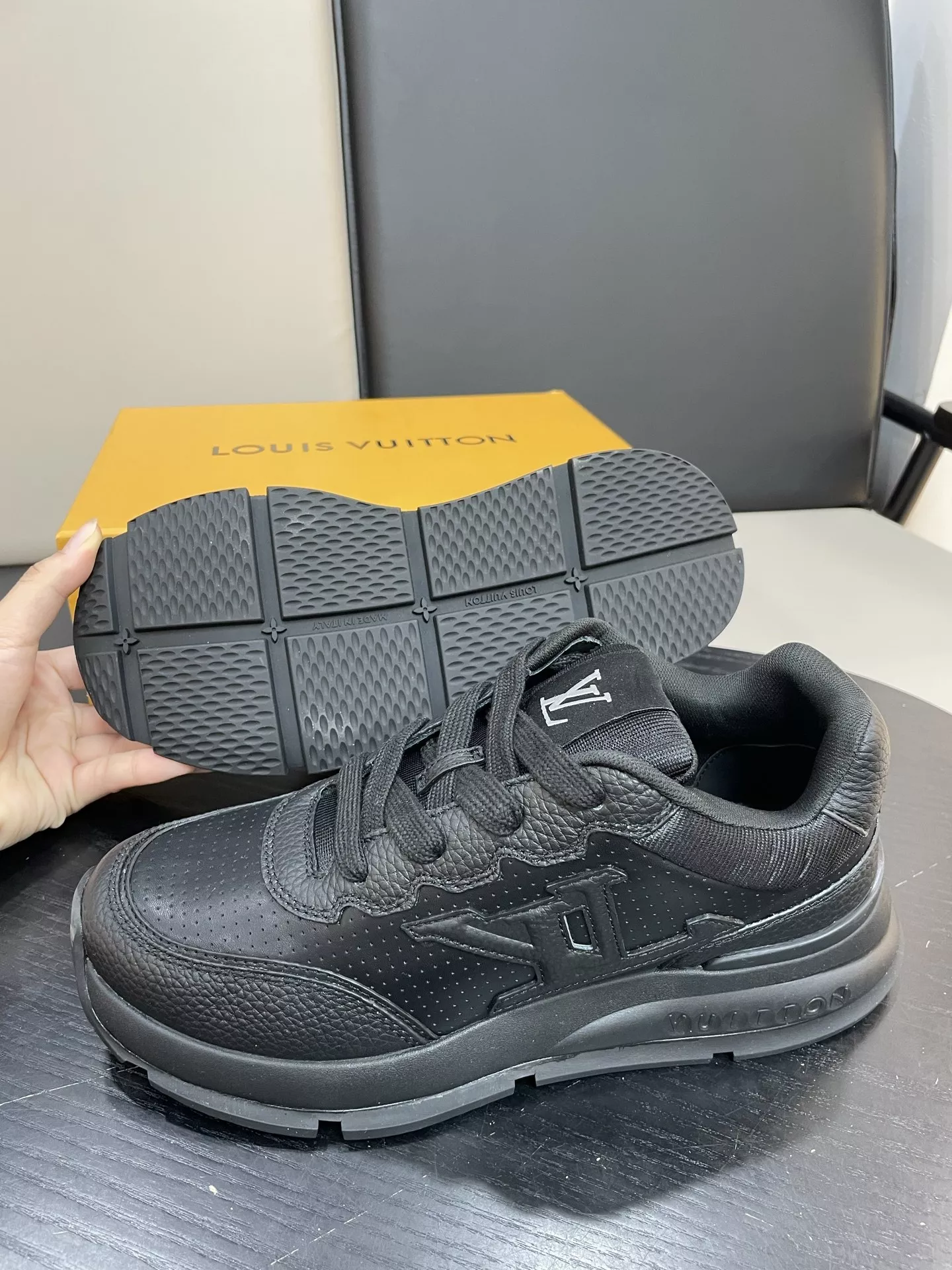 루이비통 트레이너 로우 스니커즈 상세 이미지 3