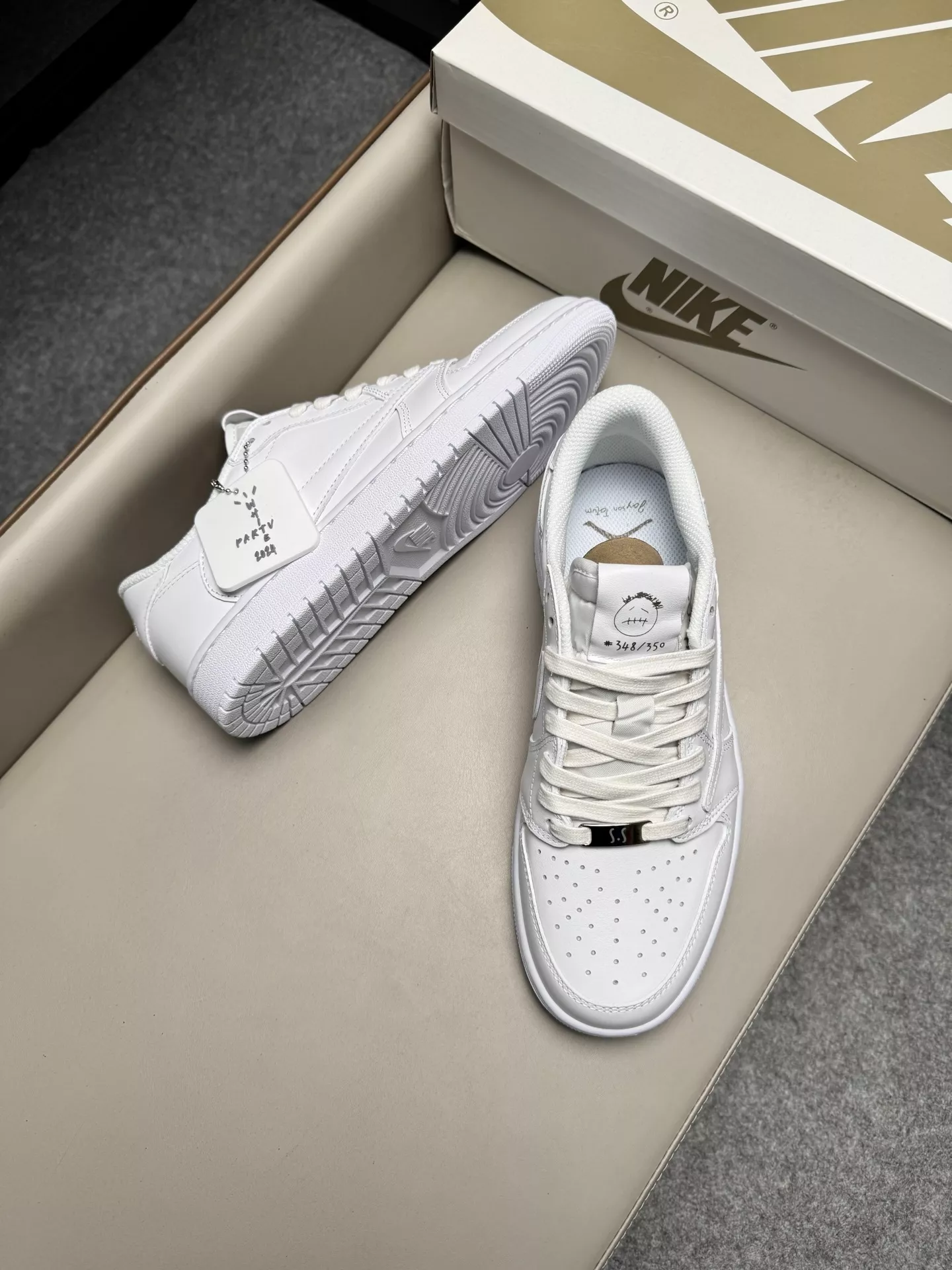 나이키 트래비스스캇 에어조던1 로우 리버스 스우시 스니커즈 상세 이미지 3