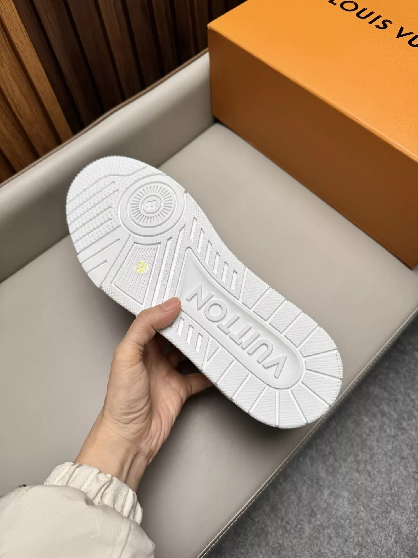 루이비통 LV 트레이너 모노그램 카프스킨 스니커즈 상세 이미지 9