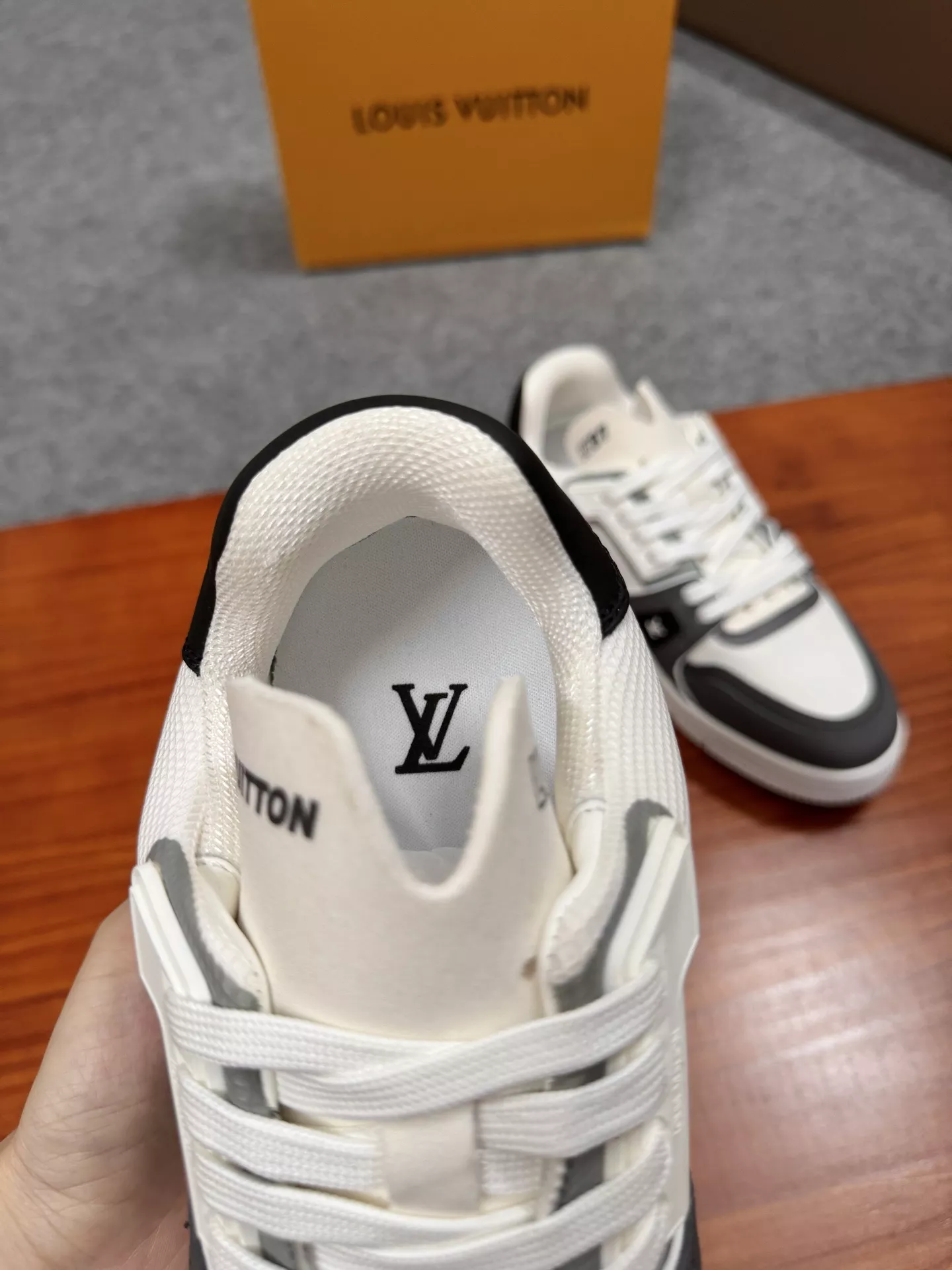 루이비통 LV 트레이너 모노그램 카프스킨 스니커즈 상세 이미지 9