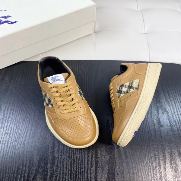 버버리 레더 캐주얼 스니커즈