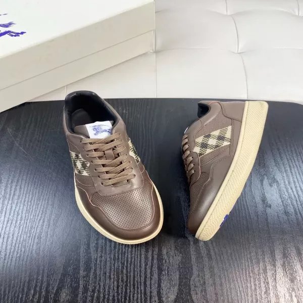버버리 레더 펀칭 스니커즈