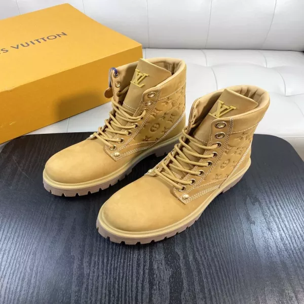 루이비통 SS25 LV 로고 엠보 레이스업 두꺼운 밑창 하이탑 워커 부츠
