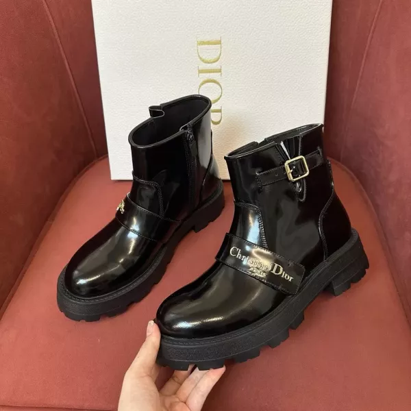 디올 2025 FW 원밴드 버클 앵클부츠