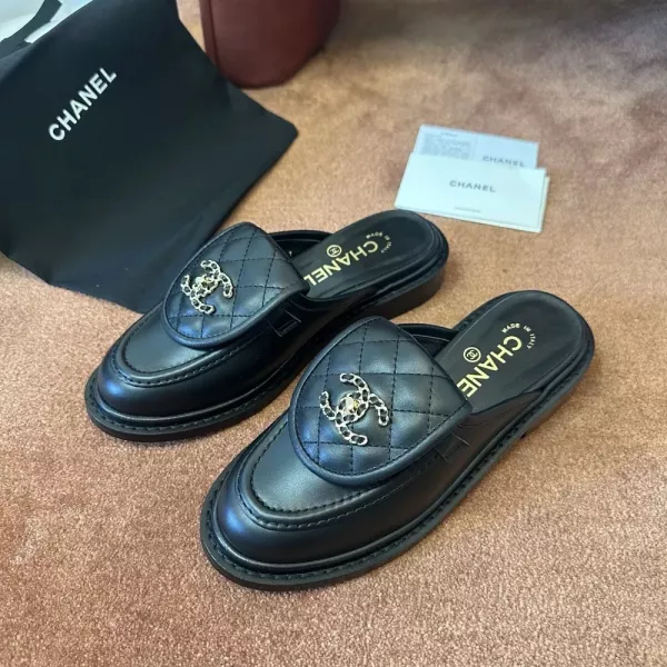 샤넬 더블C 로고 퀼팅 체인 뮬