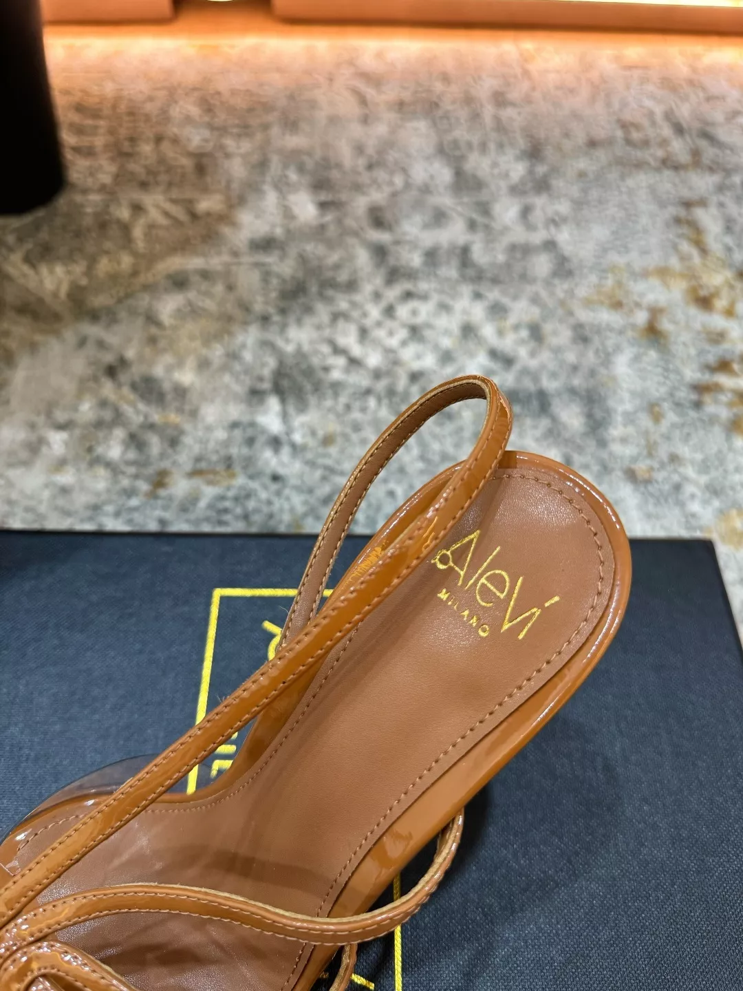 알레비 에레비 에나멜 토오픈 뮬 힐 상세 이미지 8