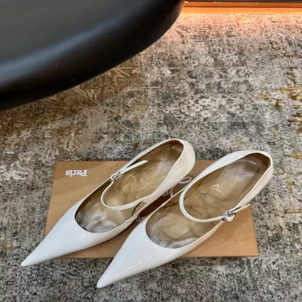 크리스찬루부탱 페이턴트 레더 스트랩 펌프스 10.5cm