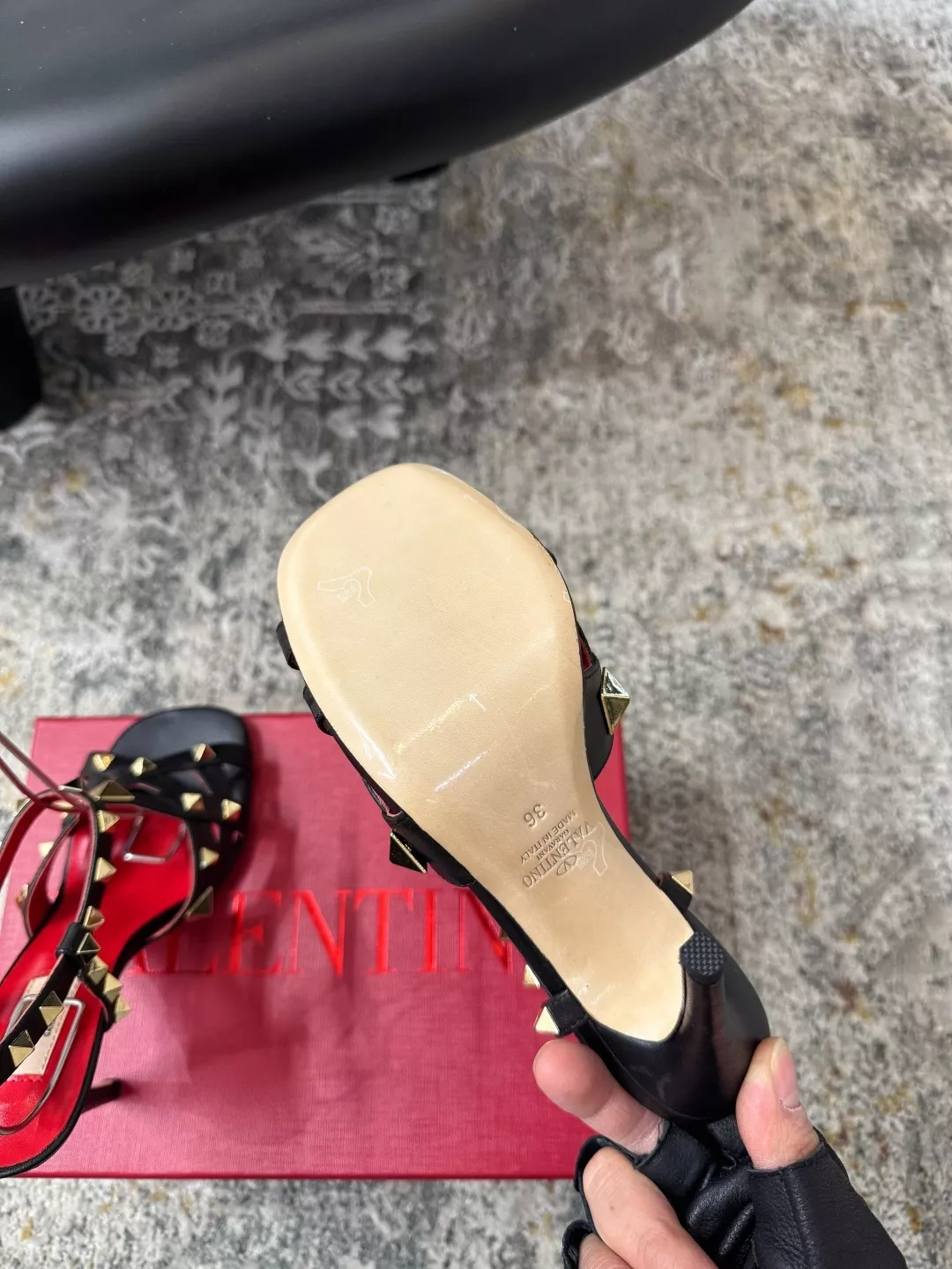 발렌티노 양가죽 스트랩 샌들 상세 이미지 6