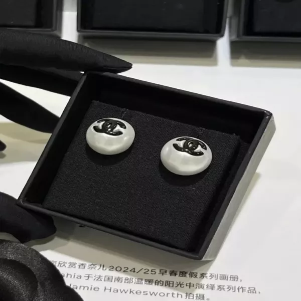 샤넬 블랙 에나멜 더블C 진주 원형 버튼 이어링