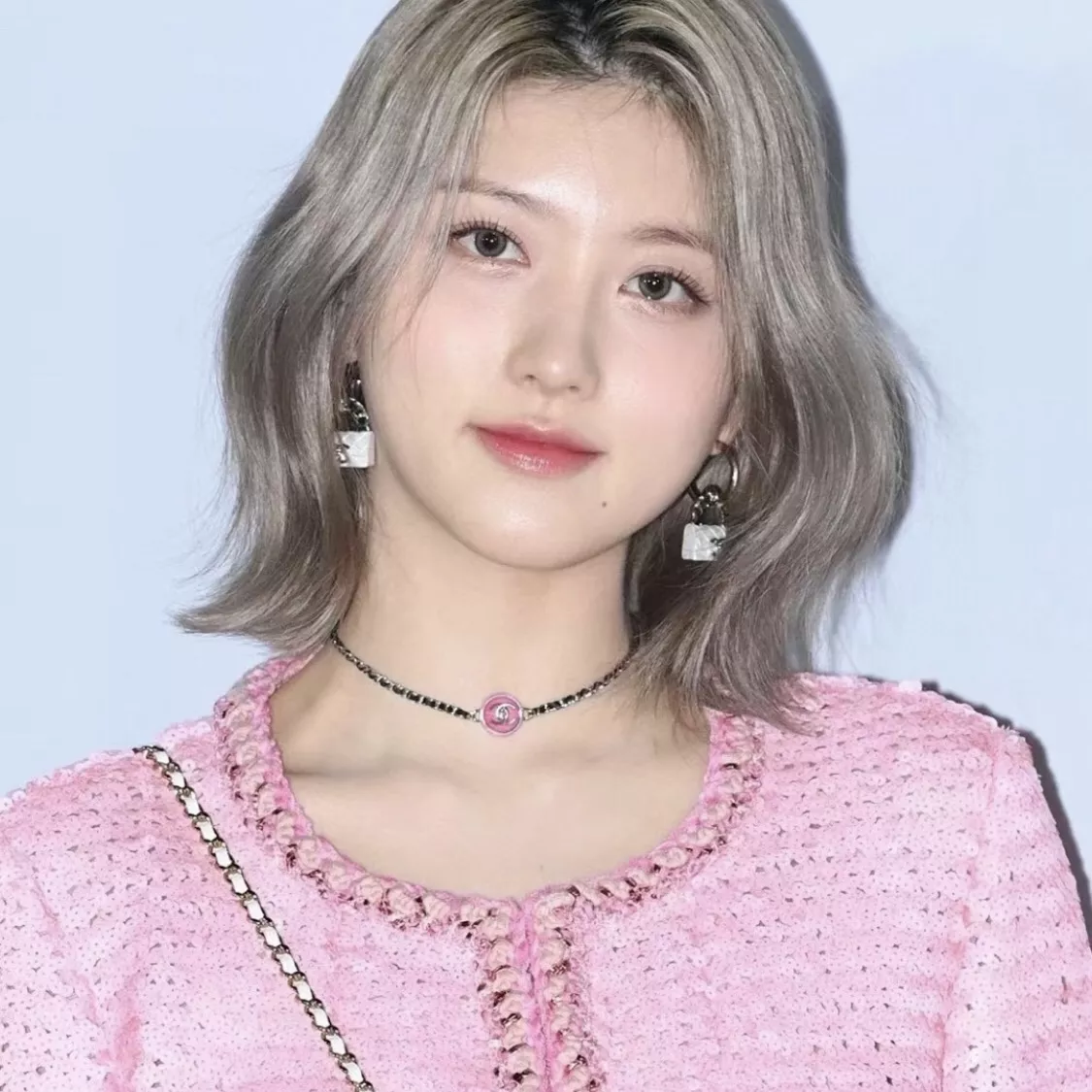 샤넬 핑크 버튼 가죽 초커 체인 목걸이 상세 이미지 14
