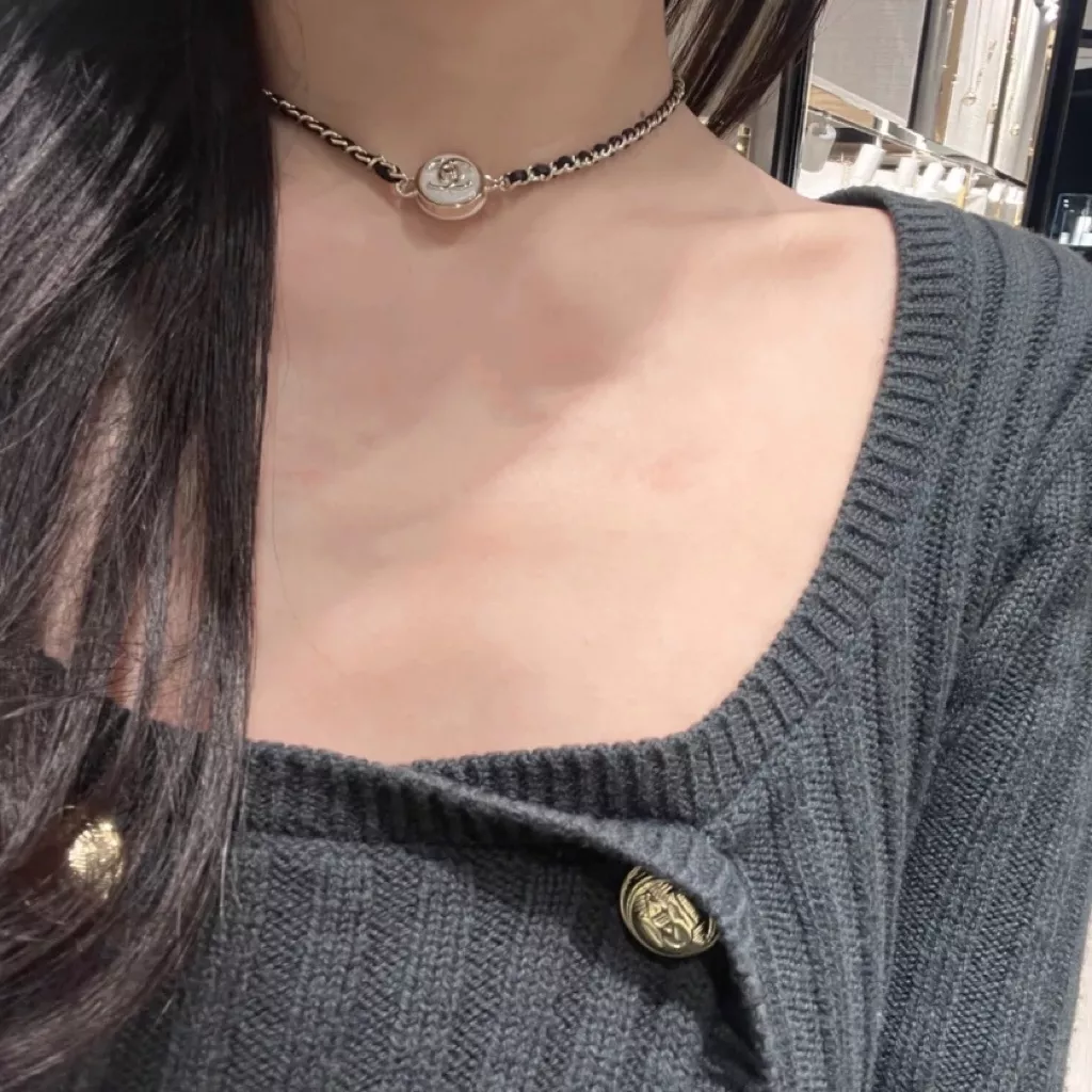 샤넬 화이트 버튼 가죽 초커 체인 목걸이 상세 이미지 14