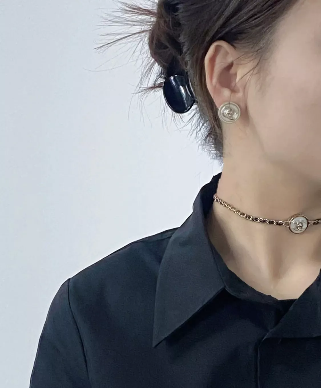 샤넬 화이트 버튼 가죽 초커 체인 목걸이 상세 이미지 15