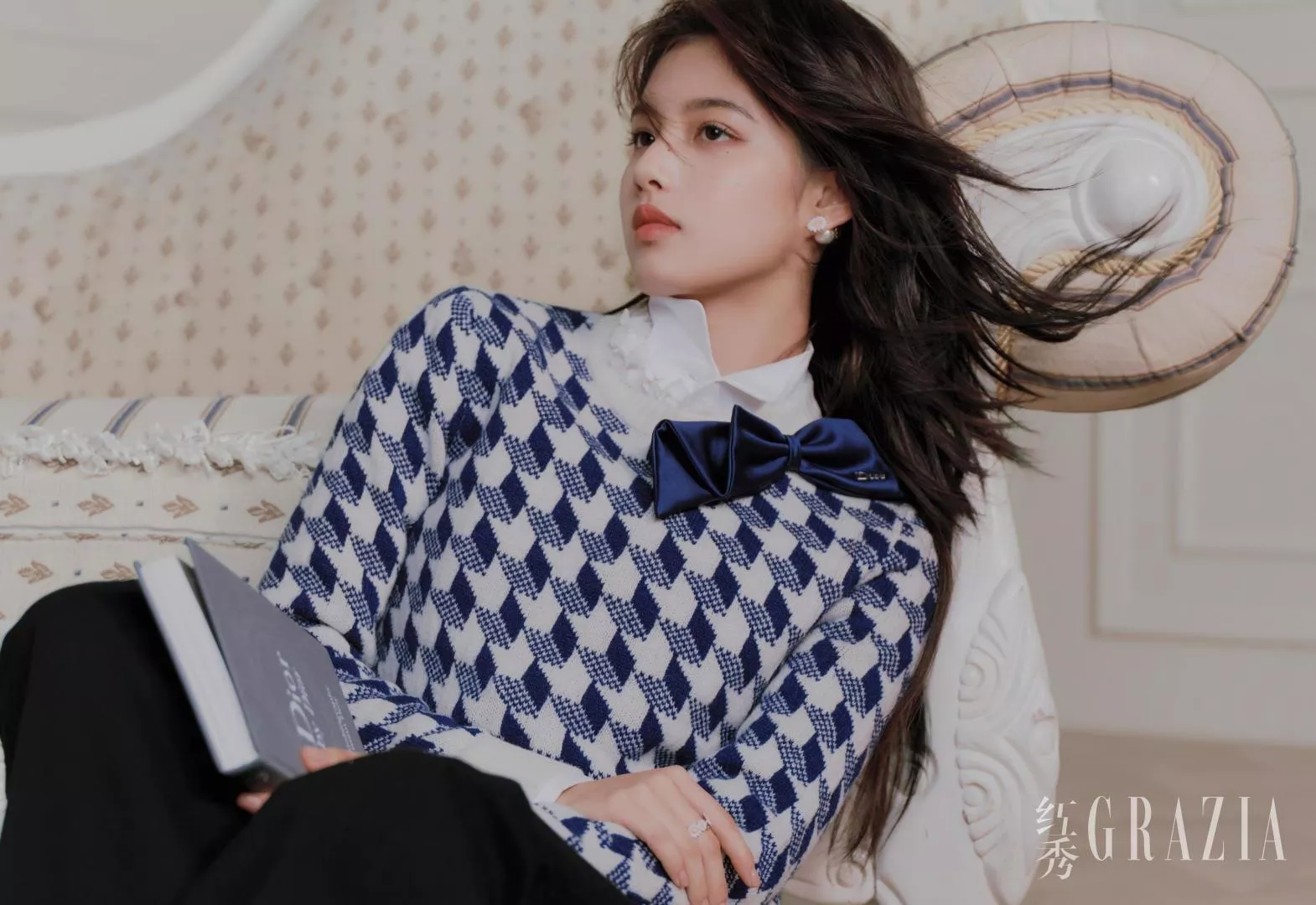 디올 진주 플라워 벌 모티브 이어링 상세 이미지 10