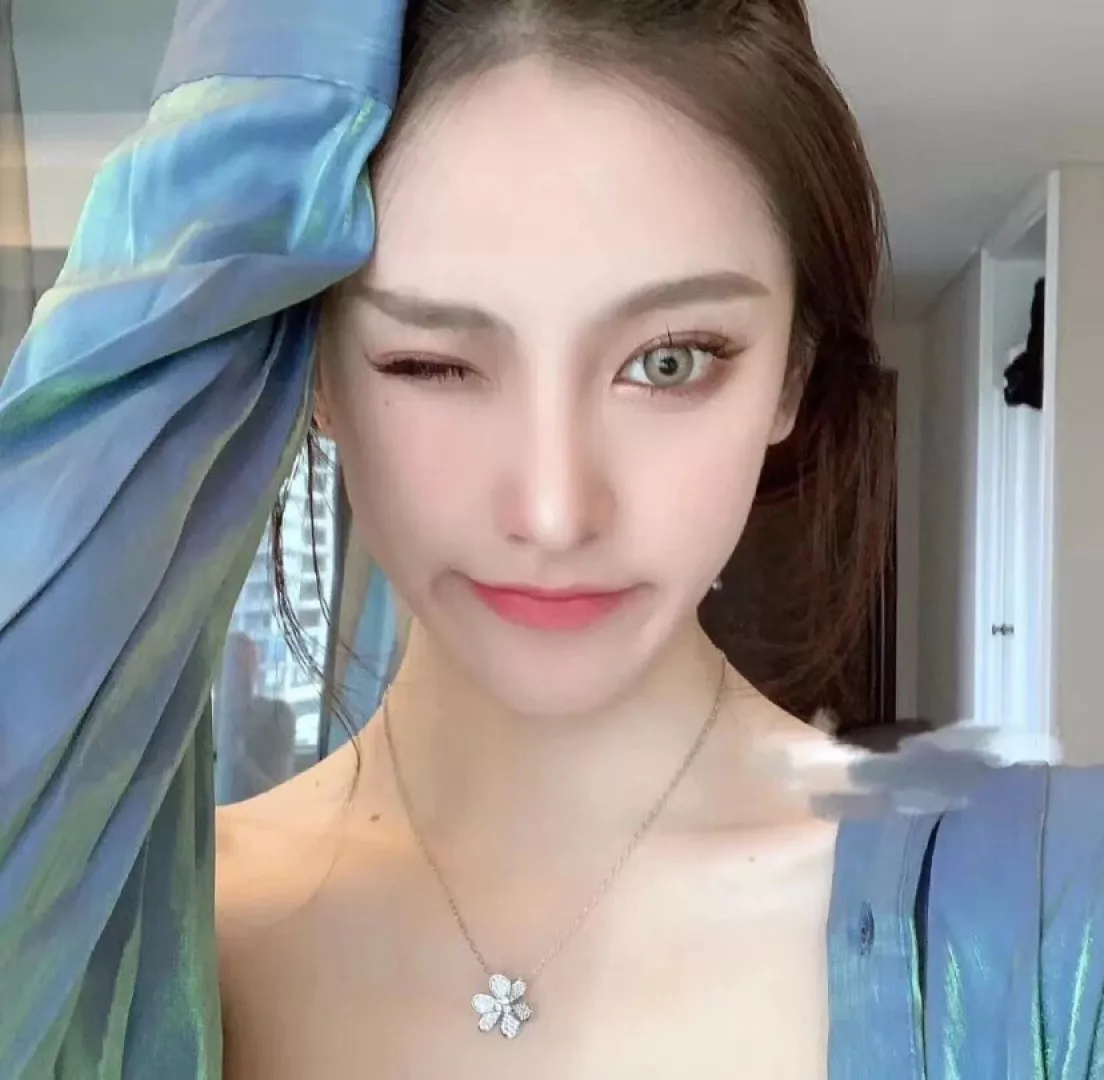 반클리프아펠 알함브라 플라워 펜던트 주얼리 상세 이미지 29