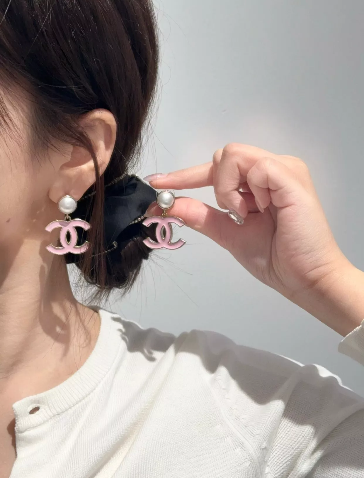 샤넬 핑크 에나멜 더블C 진주 드롭 이어링 상세 이미지 1