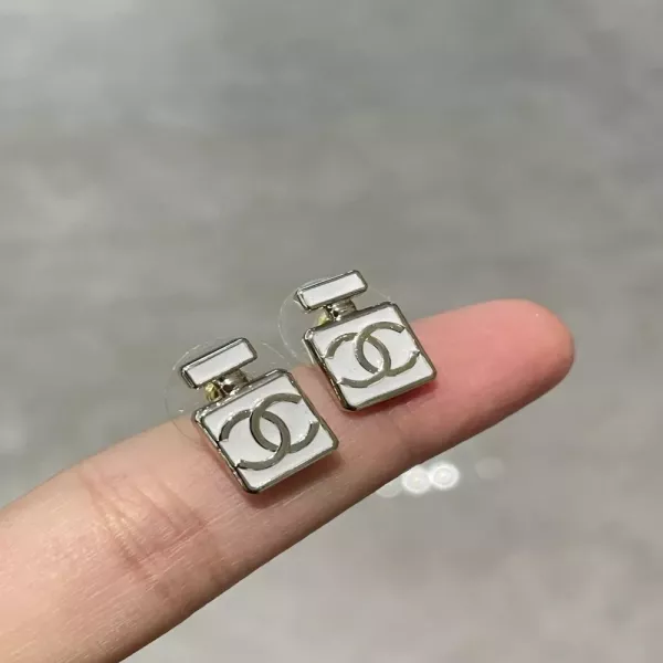 샤넬 더블C 미니 향수병 화이트 에나멜 스터드 귀걸이