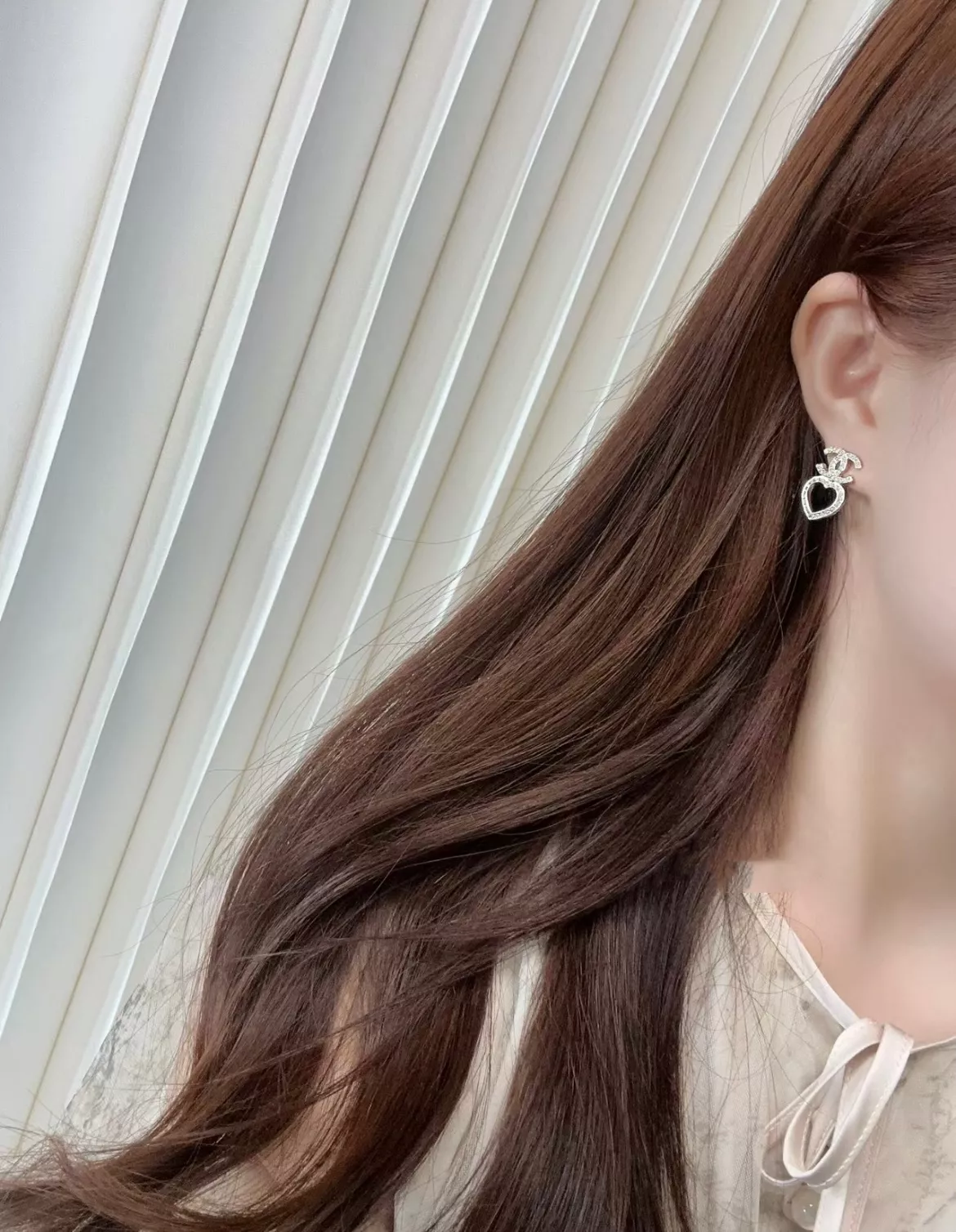 샤넬 풀크리스탈 하트 더블C 스터드 이어링 상세 이미지 9