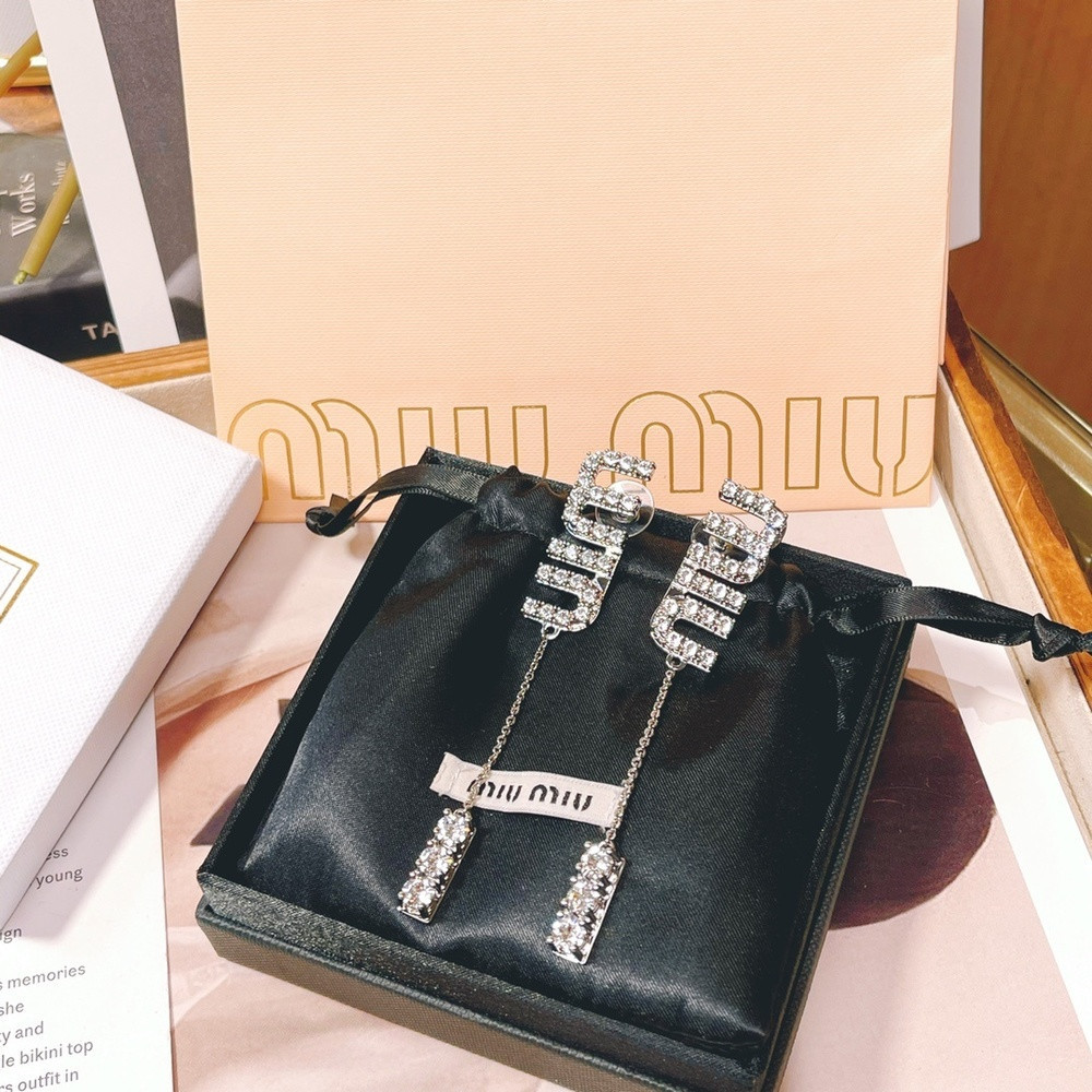 미우미우 레터링 크리스탈 체인 롱 이어링