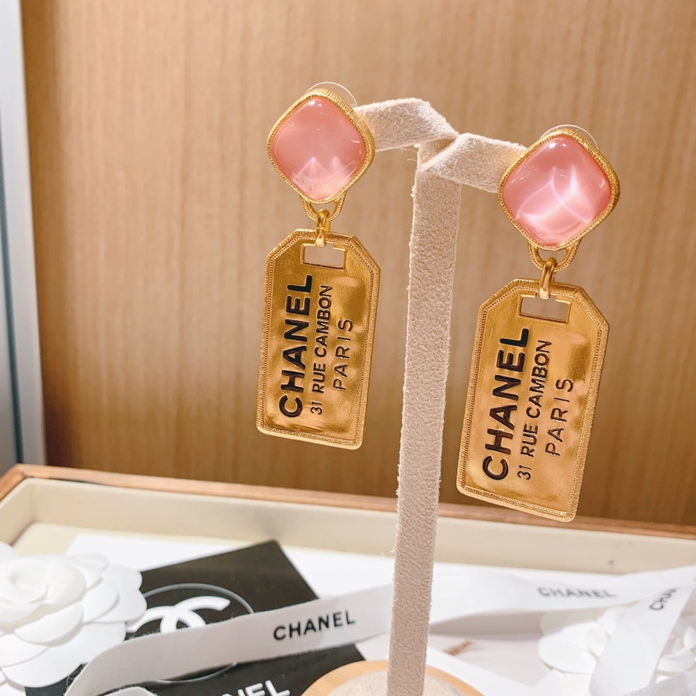 샤넬 핑크 에나멜 레터 참 이어링